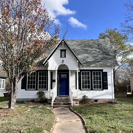 Villa Large Fenced Yard Near Town Square With Starlink